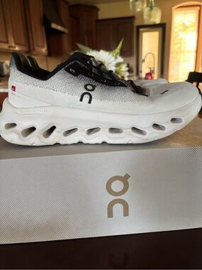 On Cloudtilt White & Black Women's Running Shoe. Sz 8.5